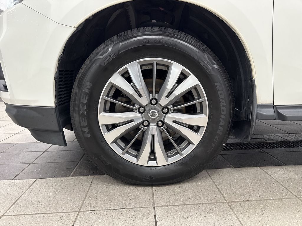 Thumbnail: 2017 Nissan Pathfinder - 6