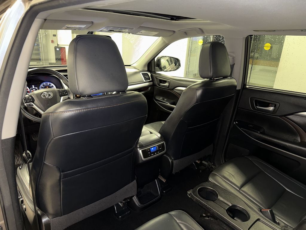 Thumbnail: 2016 Toyota Highlander - 32