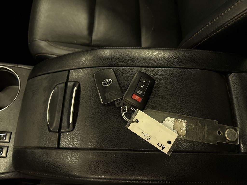 Thumbnail: 2016 Toyota Highlander - 16