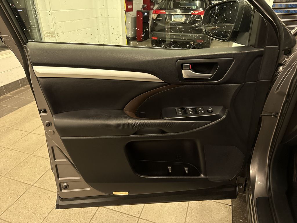 Thumbnail: 2016 Toyota Highlander - 33