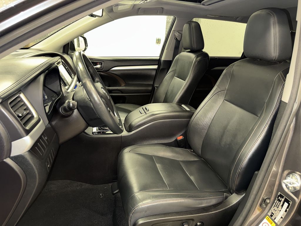 Thumbnail: 2016 Toyota Highlander - 9