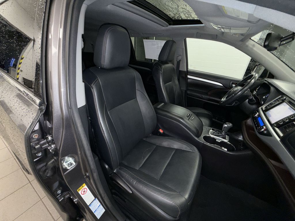 Thumbnail: 2016 Toyota Highlander - 10