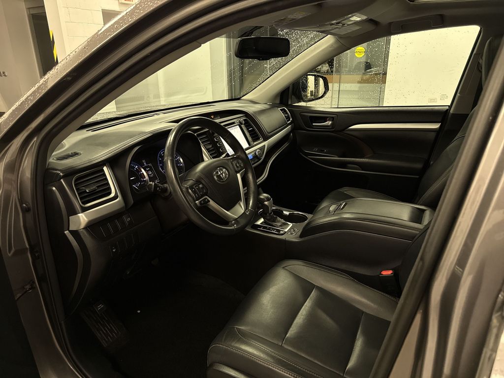 Thumbnail: 2016 Toyota Highlander - 8