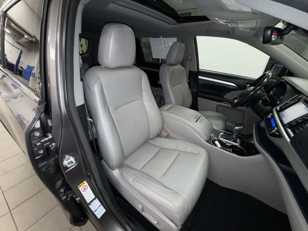 Thumbnail: 2017 Toyota Highlander - 9