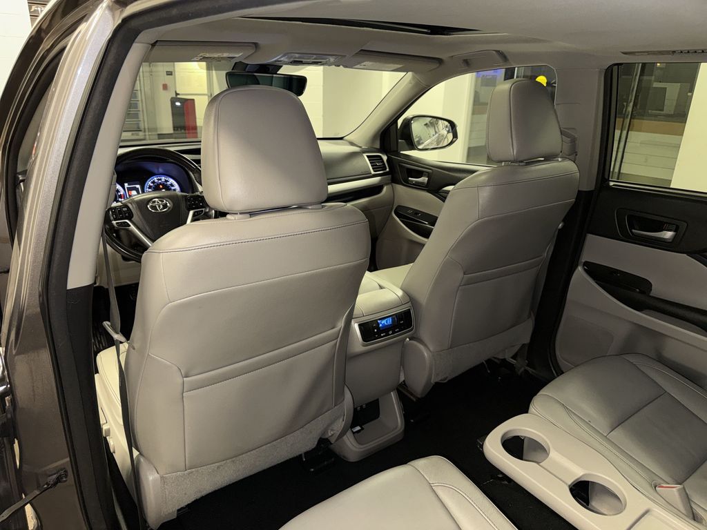 Thumbnail: 2017 Toyota Highlander - 31