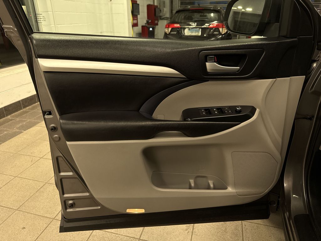 Thumbnail: 2017 Toyota Highlander - 33