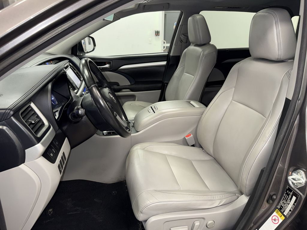 Thumbnail: 2017 Toyota Highlander - 8
