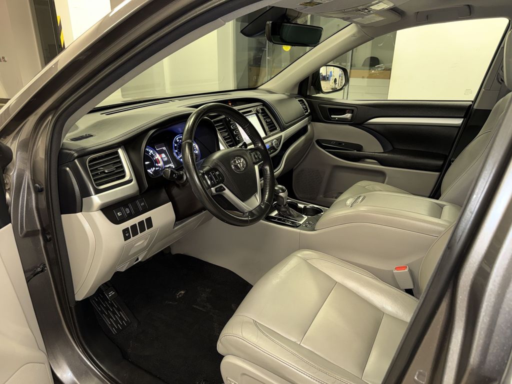 Thumbnail: 2017 Toyota Highlander - 32