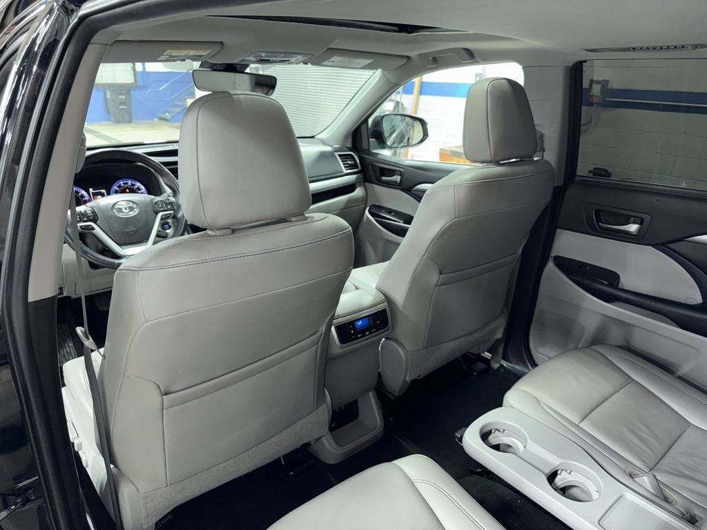 Thumbnail: 2019 Toyota Highlander - 32