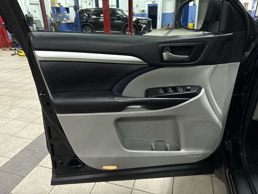 Thumbnail: 2019 Toyota Highlander - 33