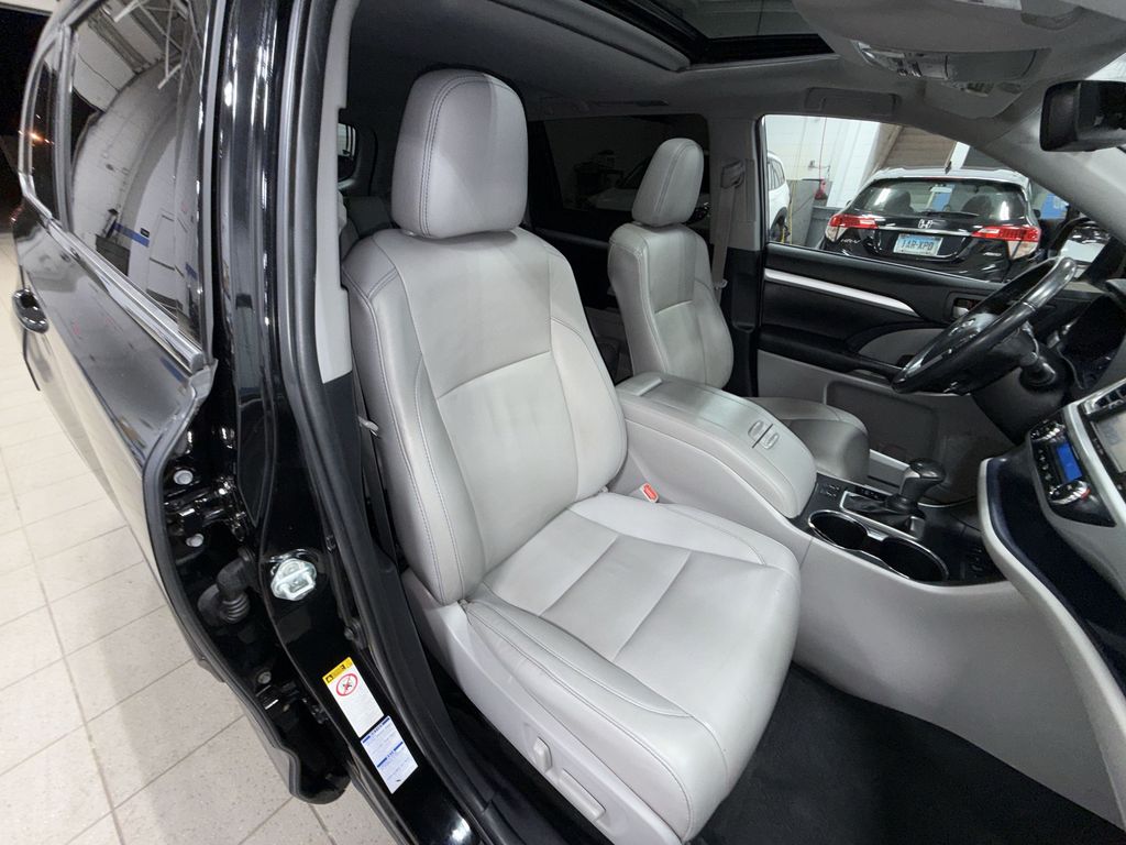 Thumbnail: 2019 Toyota Highlander - 24