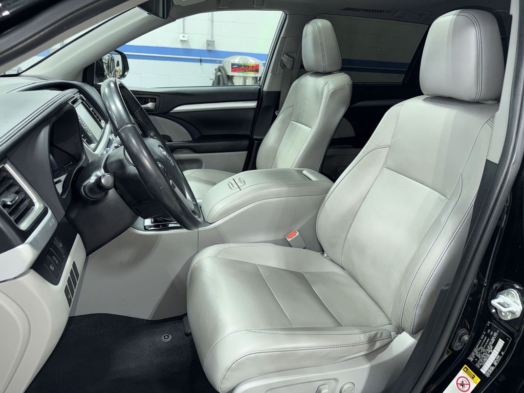 Thumbnail: 2019 Toyota Highlander - 9