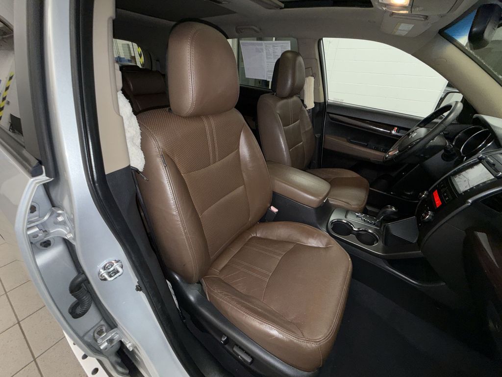 Thumbnail: 2012 Kia Sorento - 10