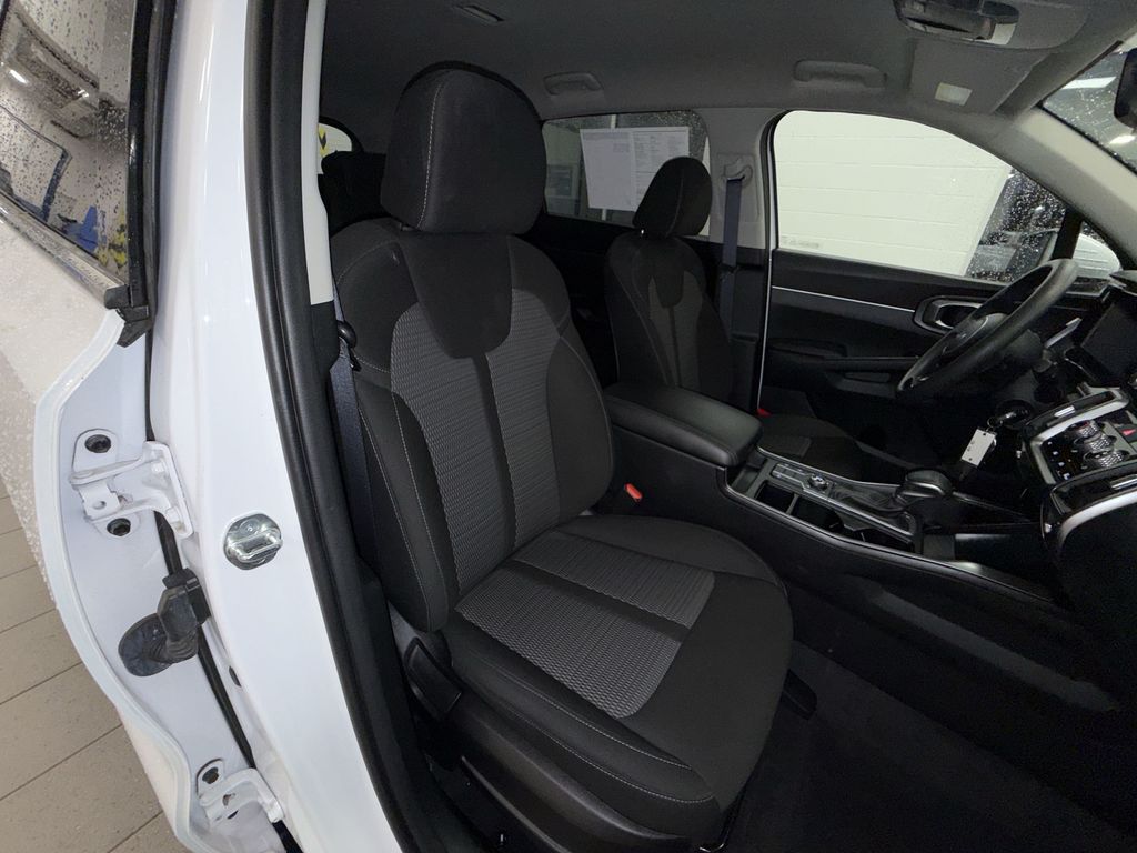 Thumbnail: 2023 Kia Sorento - 8