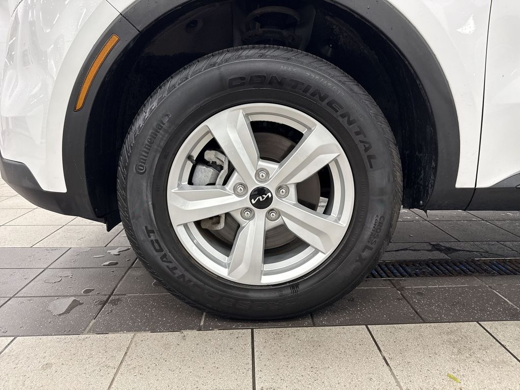 Thumbnail: 2023 Kia Sorento - 5