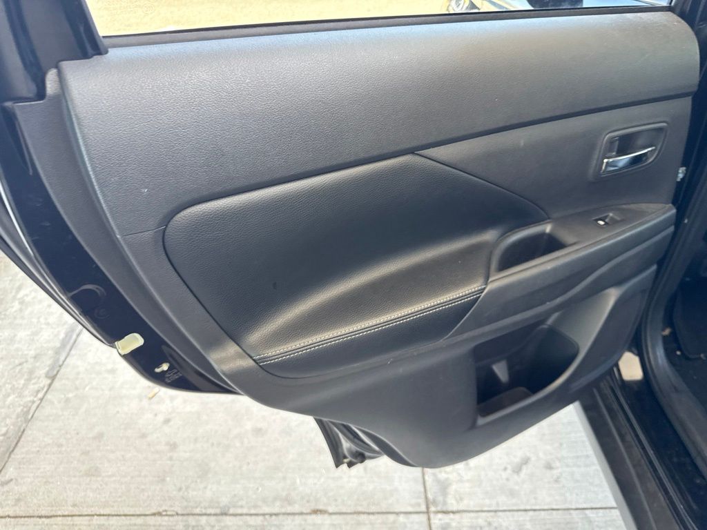 Thumbnail: 2016 Mitsubishi Outlander - 20