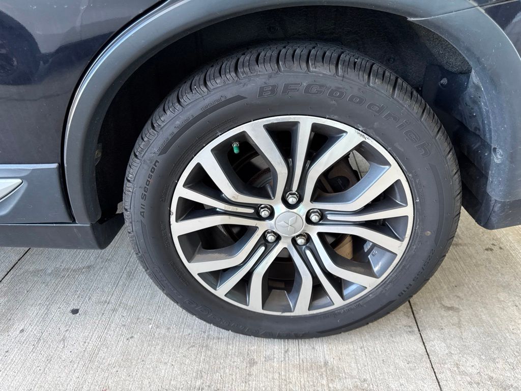 Thumbnail: 2016 Mitsubishi Outlander - 26