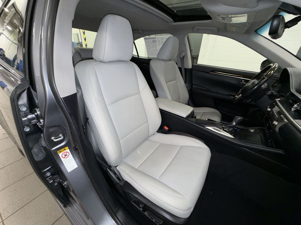 Thumbnail: 2016 Lexus ES - 10