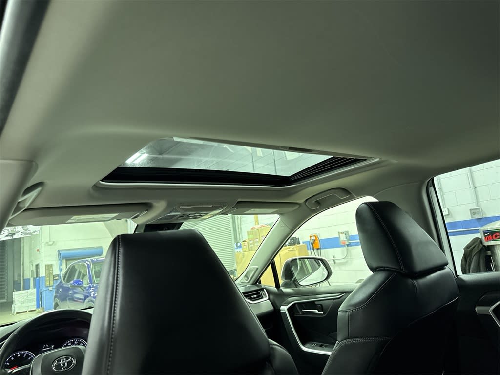 2019 Toyota RAV4 XLE Premium 27