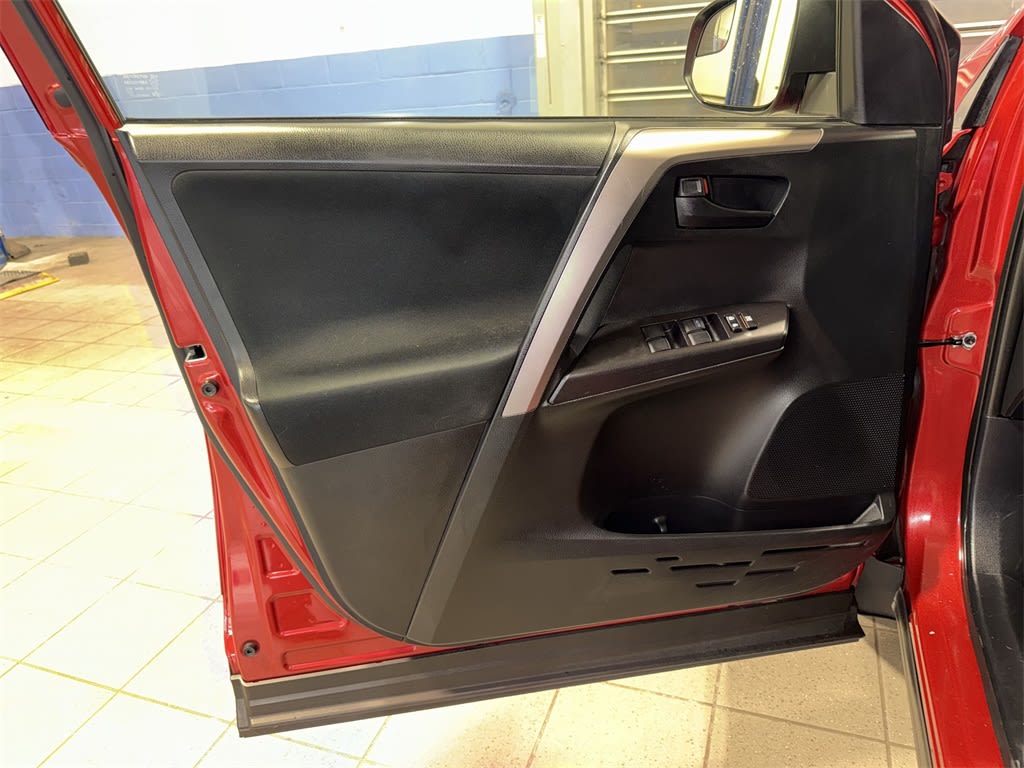 Thumbnail: 2017 Toyota RAV4 - 29