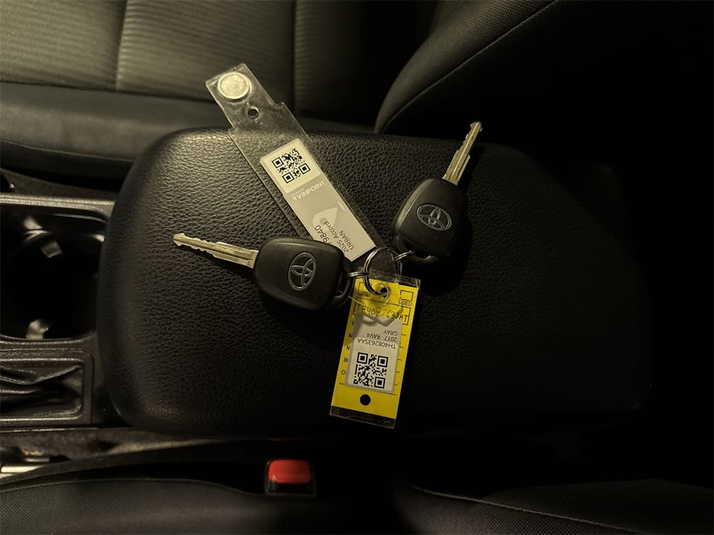 Thumbnail: 2017 Toyota RAV4 - 31