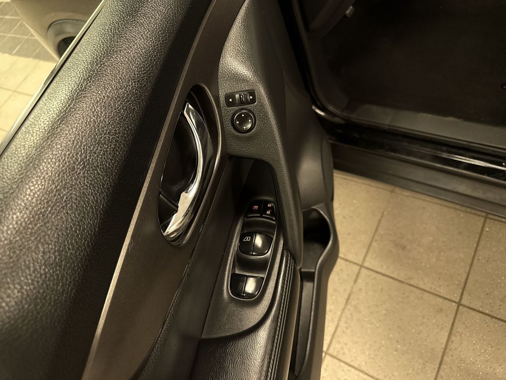 Thumbnail: 2015 Nissan Rogue - 24