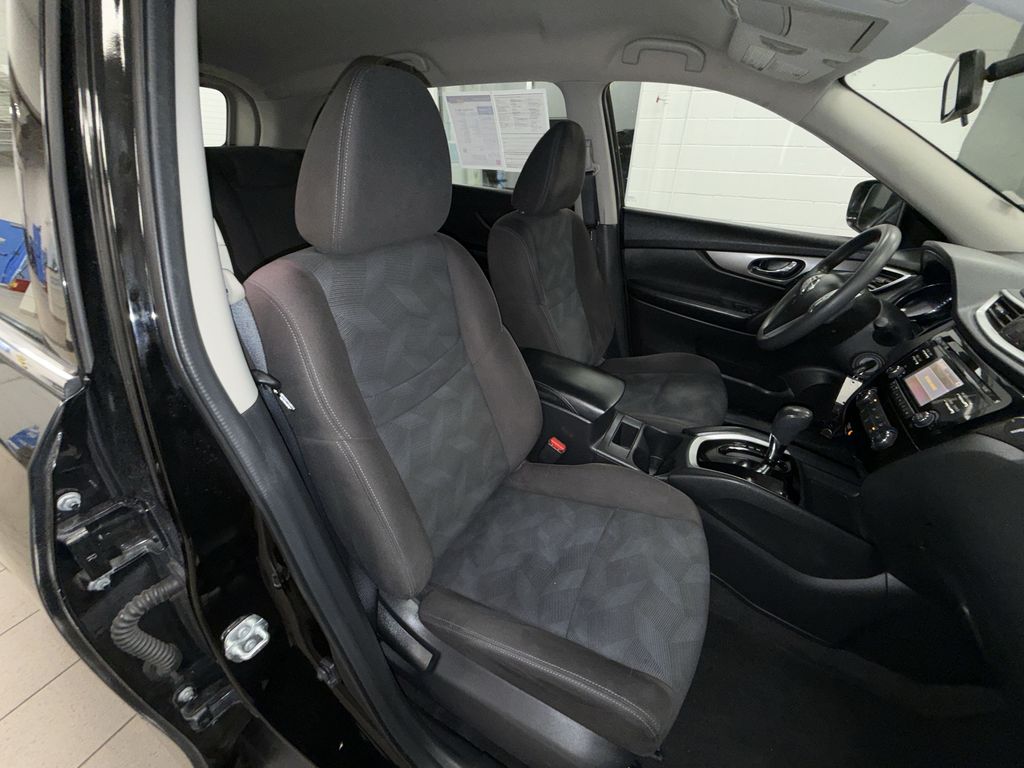 Thumbnail: 2015 Nissan Rogue - 10