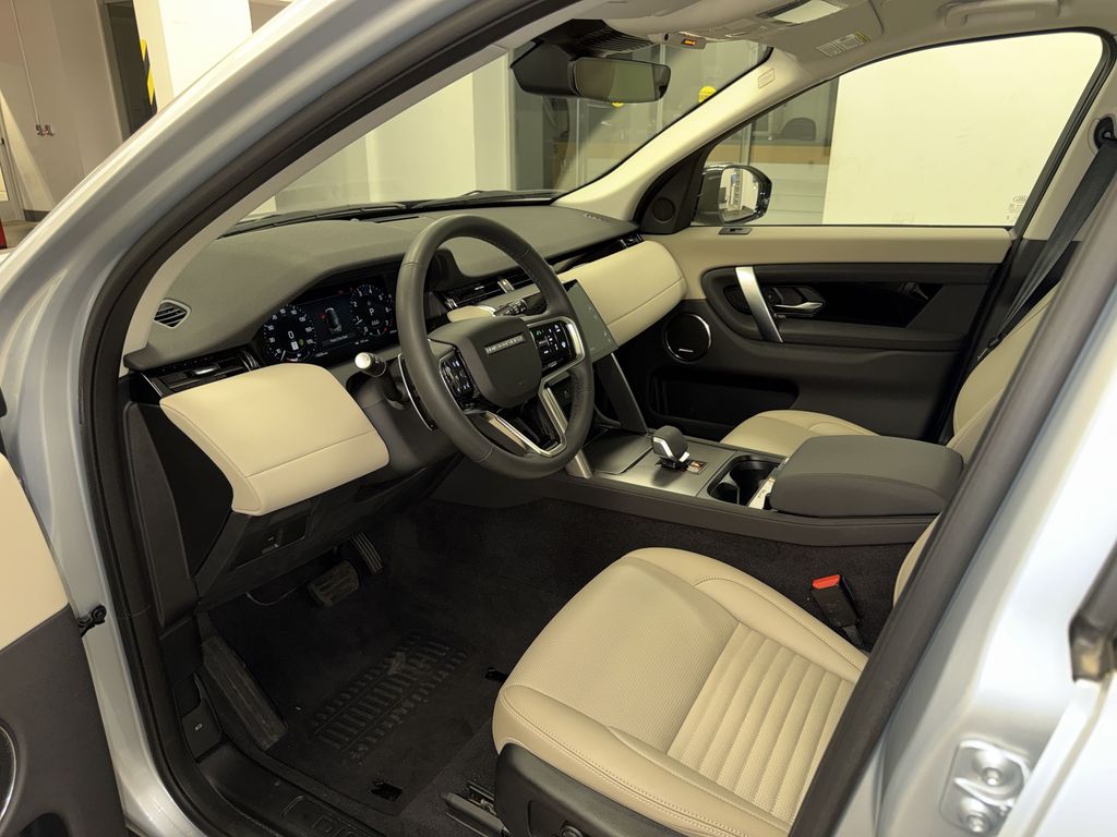Thumbnail: 2025 Land Rover Discovery Sport - 9