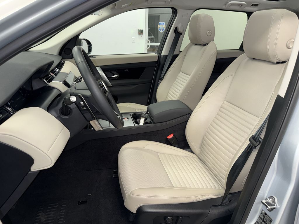 Thumbnail: 2025 Land Rover Discovery Sport - 10