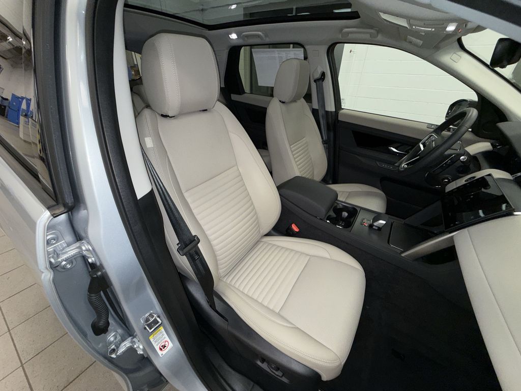 Thumbnail: 2025 Land Rover Discovery Sport - 11