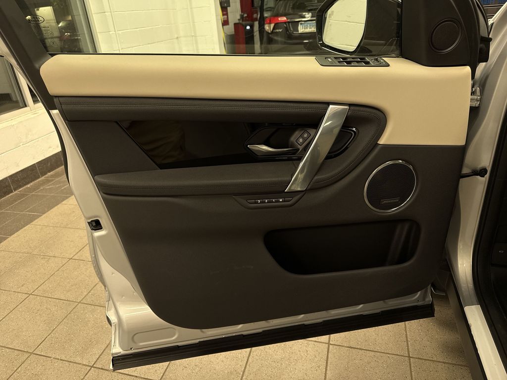 Thumbnail: 2025 Land Rover Discovery Sport - 31