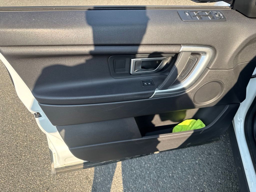 Thumbnail: 2019 Land Rover Discovery Sport - 16