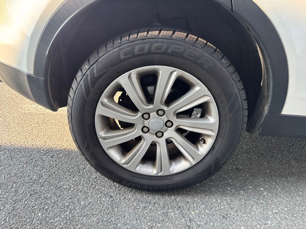 Thumbnail: 2019 Land Rover Discovery Sport - 25