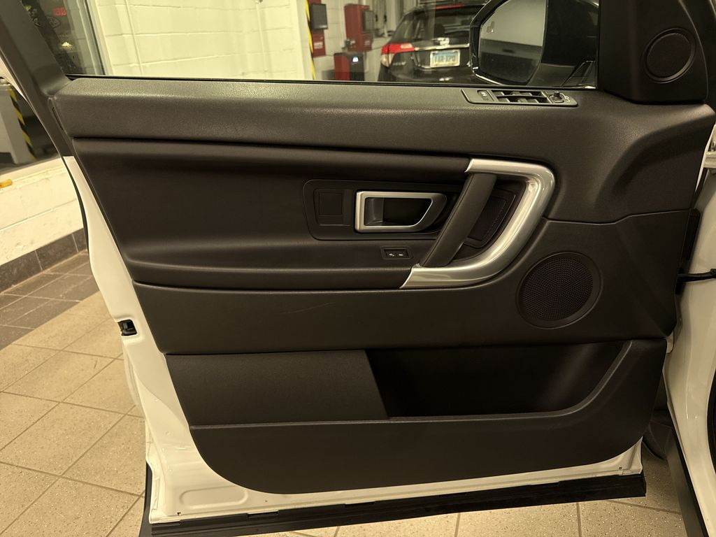 Thumbnail: 2019 Land Rover Discovery Sport - 30