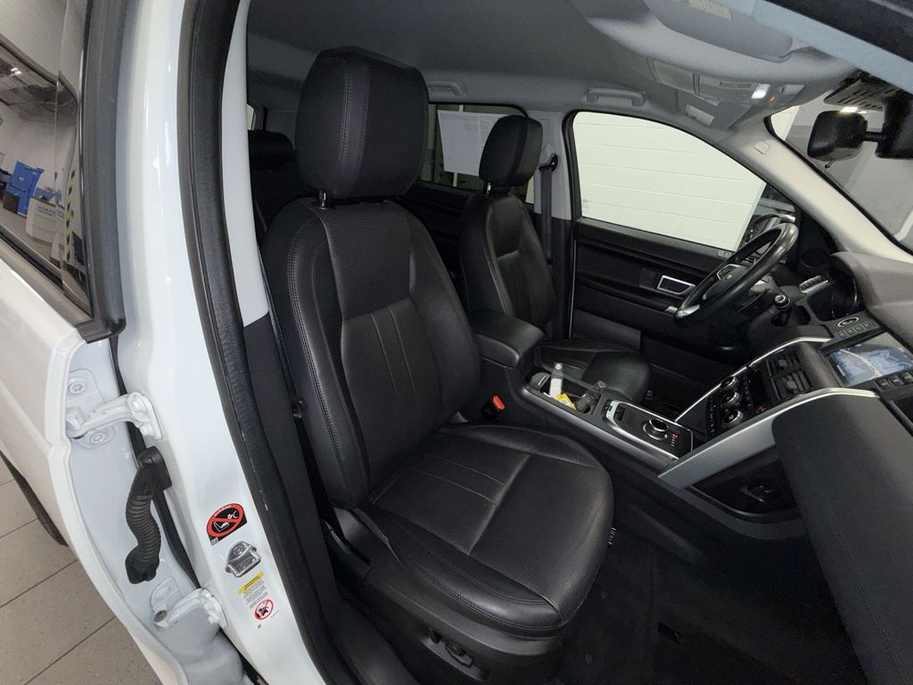 Thumbnail: 2019 Land Rover Discovery Sport - 9