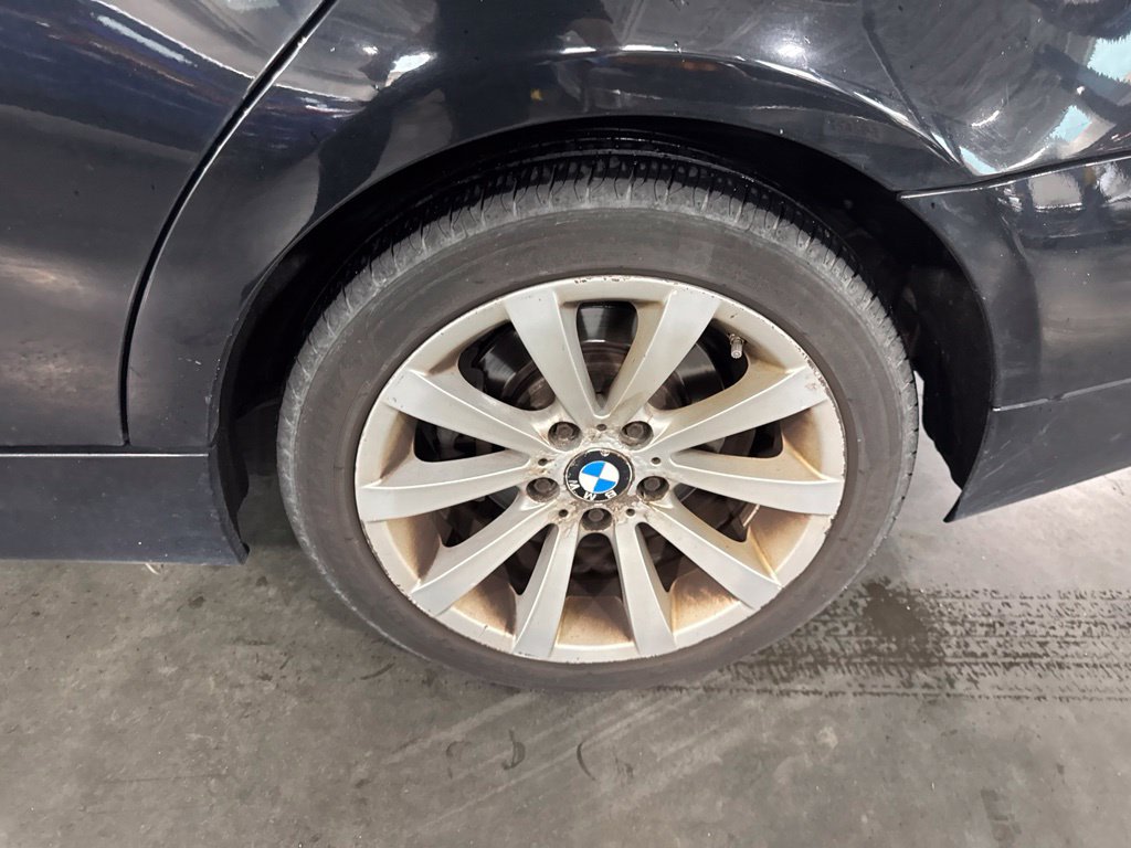 Thumbnail: 2011 BMW 3 Series - 21