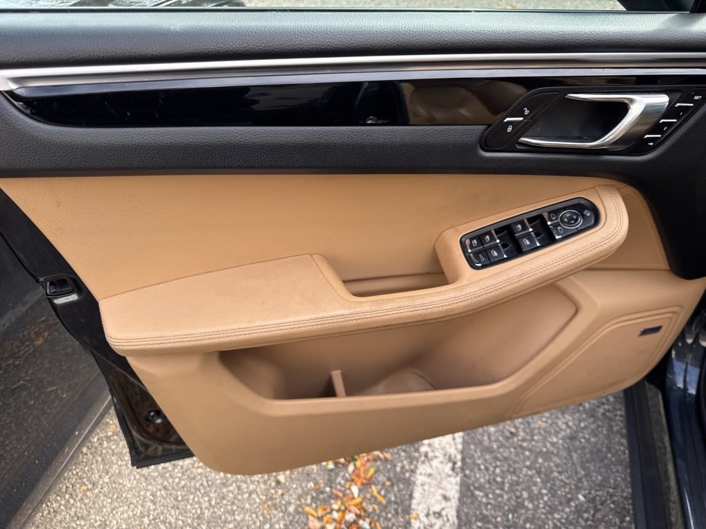 Thumbnail: 2017 Porsche Macan - 17