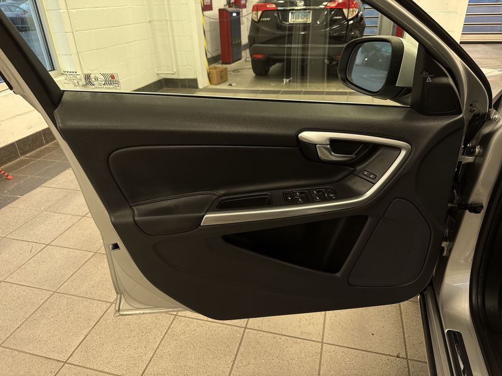 Thumbnail: 2015 Volvo S60 - 31