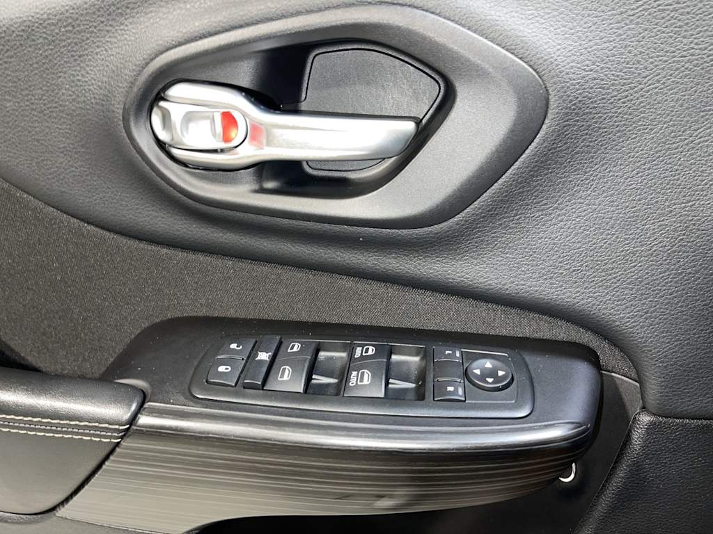Thumbnail: 2015 Jeep Cherokee - 23