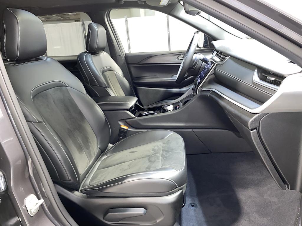 2023 Jeep Grand Cherokee L Laredo 18