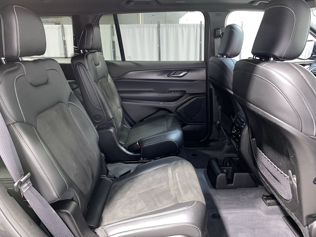 2023 Jeep Grand Cherokee L Laredo 17