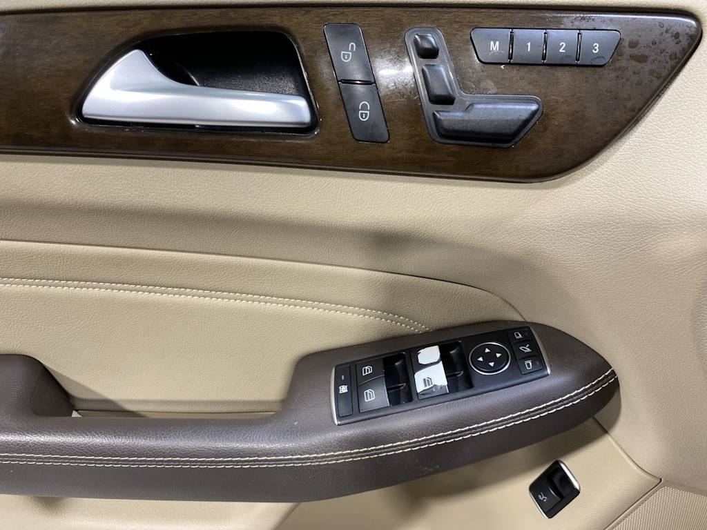 Thumbnail: 2015 Mercedes-Benz M-Class - 23