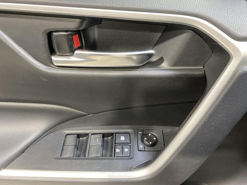 Thumbnail: 2021 Toyota RAV4 - 23