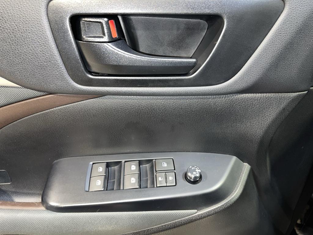 Thumbnail: 2019 Toyota Highlander - 23