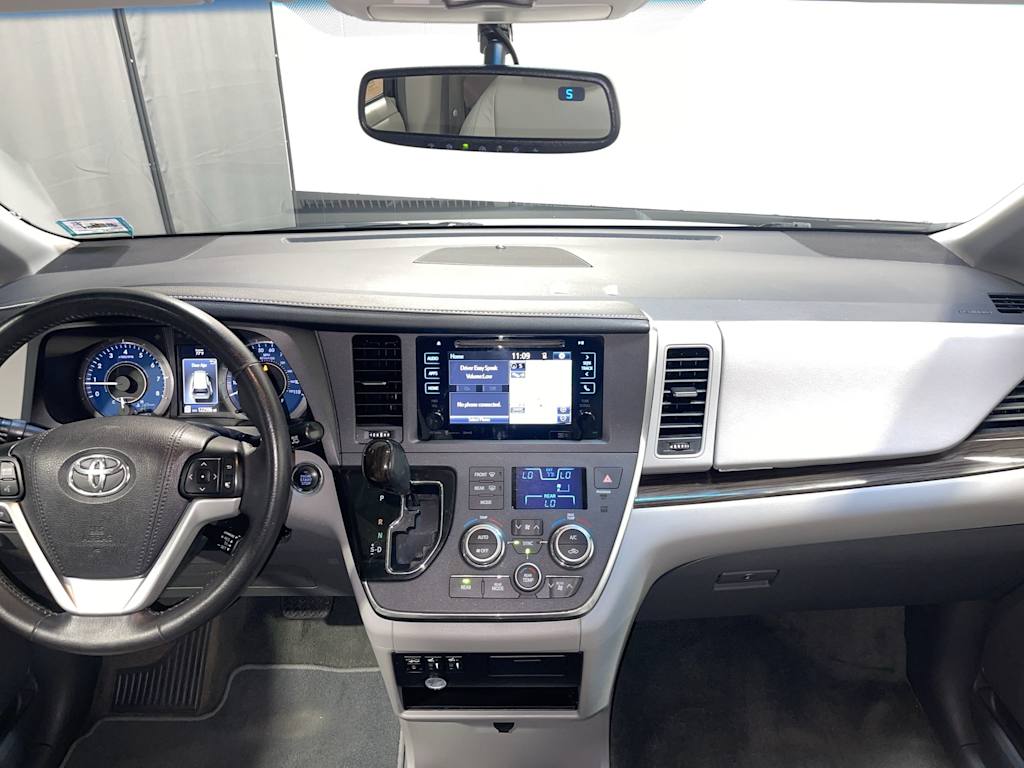 Thumbnail: 2017 Toyota Sienna - 2