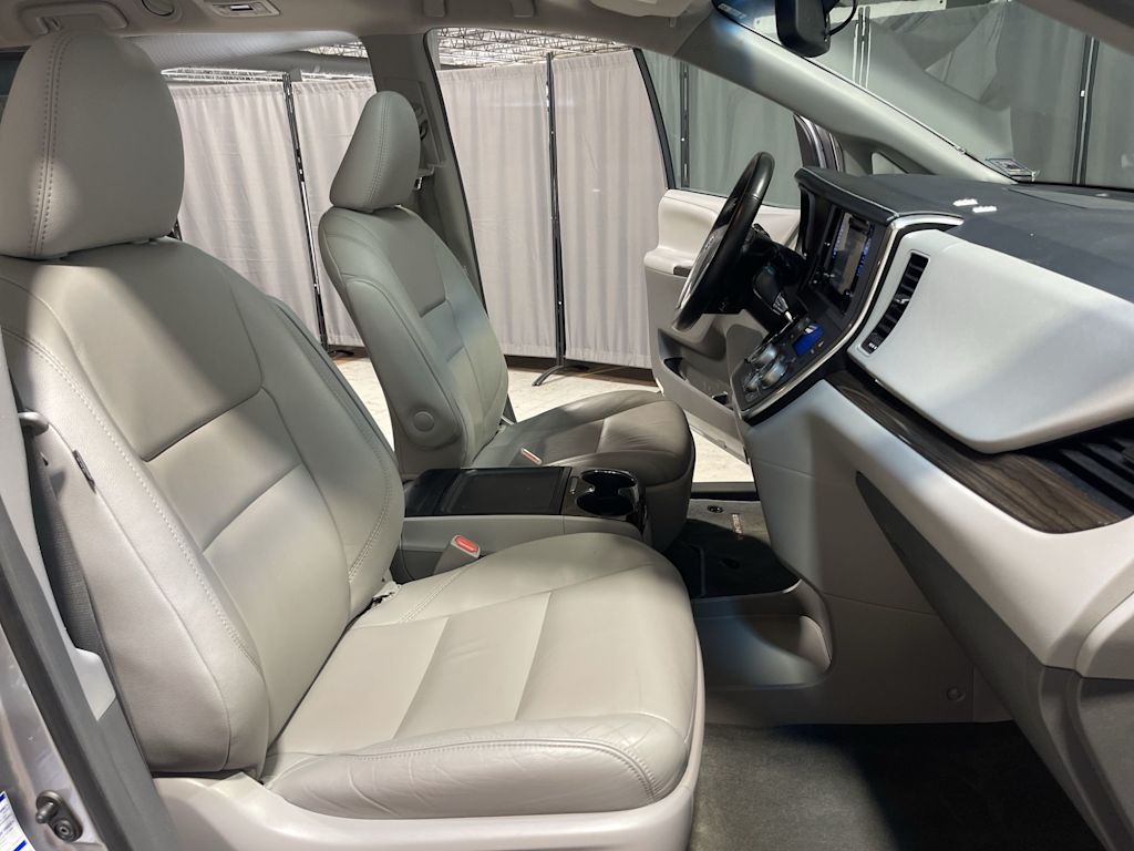 Thumbnail: 2017 Toyota Sienna - 19