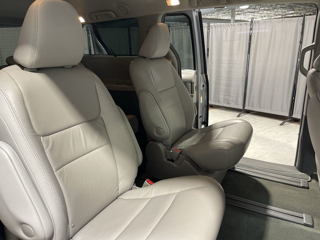 Thumbnail: 2017 Toyota Sienna - 18