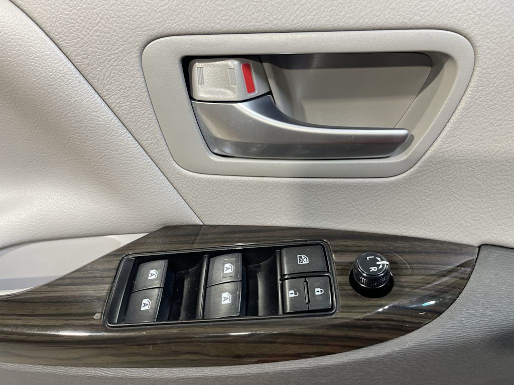 Thumbnail: 2017 Toyota Sienna - 23