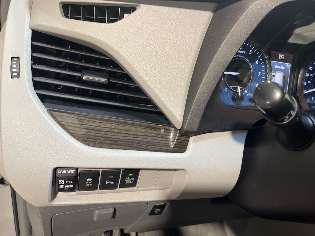 Thumbnail: 2017 Toyota Sienna - 24