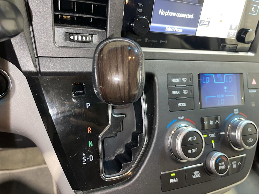 Thumbnail: 2017 Toyota Sienna - 21